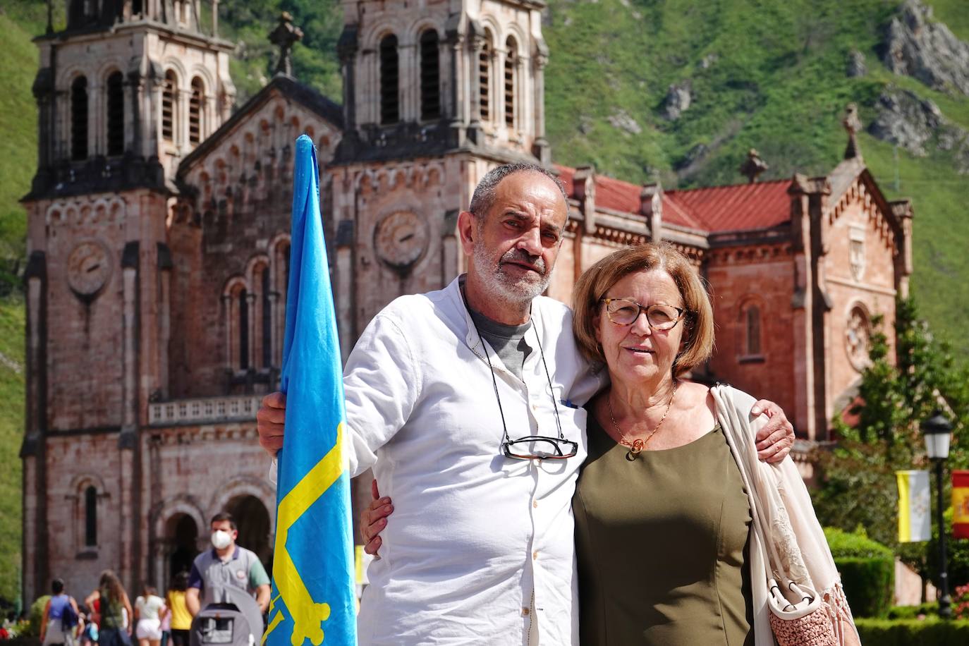 El Entrego y Tornín (Cangas de Onís). Chus Pedro y Rosa Quero (66 y 71 años). «Es fundamental que Asturias y los asturianos no perdamos nunca nuestras señas de identidad»