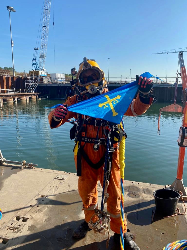 Rotterdam. José Elías Díaz (31 años). José Elías es de Santo Adriano. Junto con otros diez buzos asturianos están trabajando en la construcción de un túnel submarino en Rotterdam, Holanda, y han celebrado con 'traje de faena' el Día de Asturias por tierras holandesas.