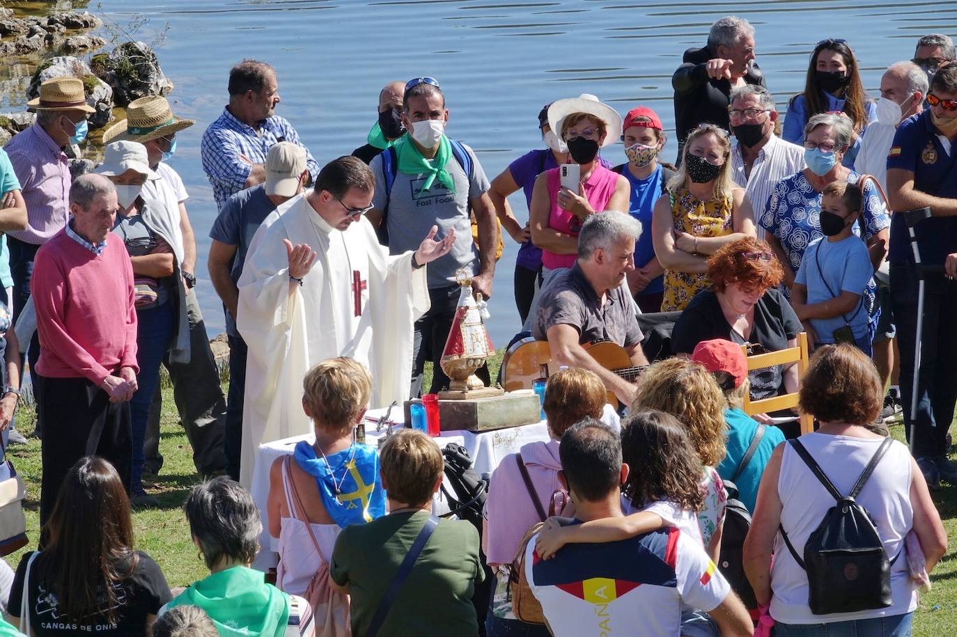 Cumpliendo con la tradición, la Virgen emergió el Día de Asturias de las aguas del lago Enol, tarea que recae en la Federación de Actividades Subacuáticas del Principado de Asturias (Faspa)