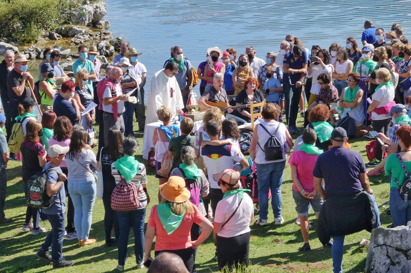 Cumpliendo con la tradición, la Virgen emergió el Día de Asturias de las aguas del lago Enol, tarea que recae en la Federación de Actividades Subacuáticas del Principado de Asturias (Faspa)