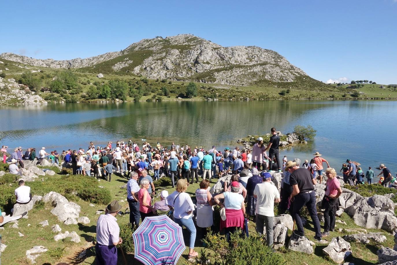Cumpliendo con la tradición, la Virgen emergió el Día de Asturias de las aguas del lago Enol, tarea que recae en la Federación de Actividades Subacuáticas del Principado de Asturias (Faspa)