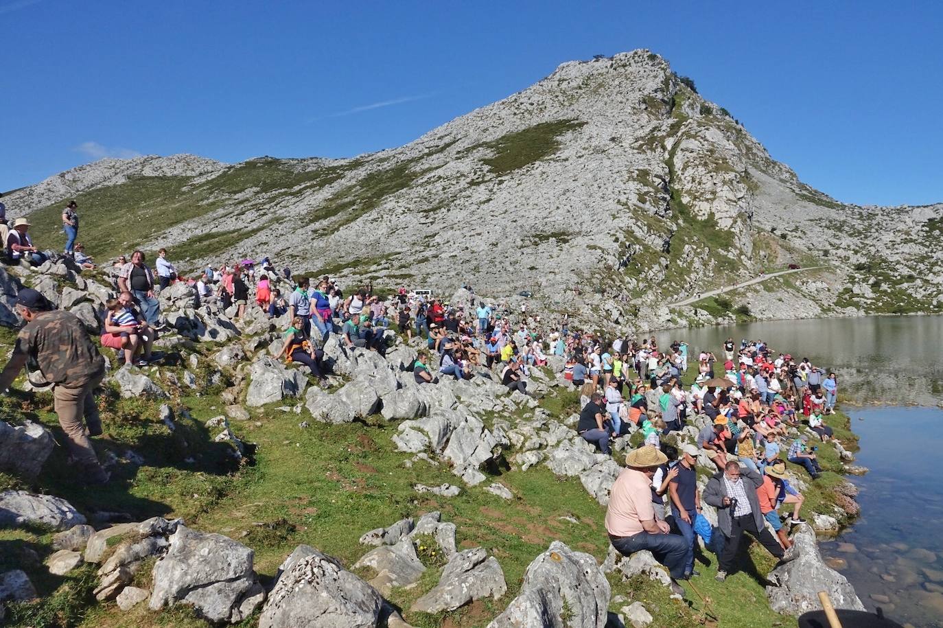 Cumpliendo con la tradición, la Virgen emergió el Día de Asturias de las aguas del lago Enol, tarea que recae en la Federación de Actividades Subacuáticas del Principado de Asturias (Faspa)