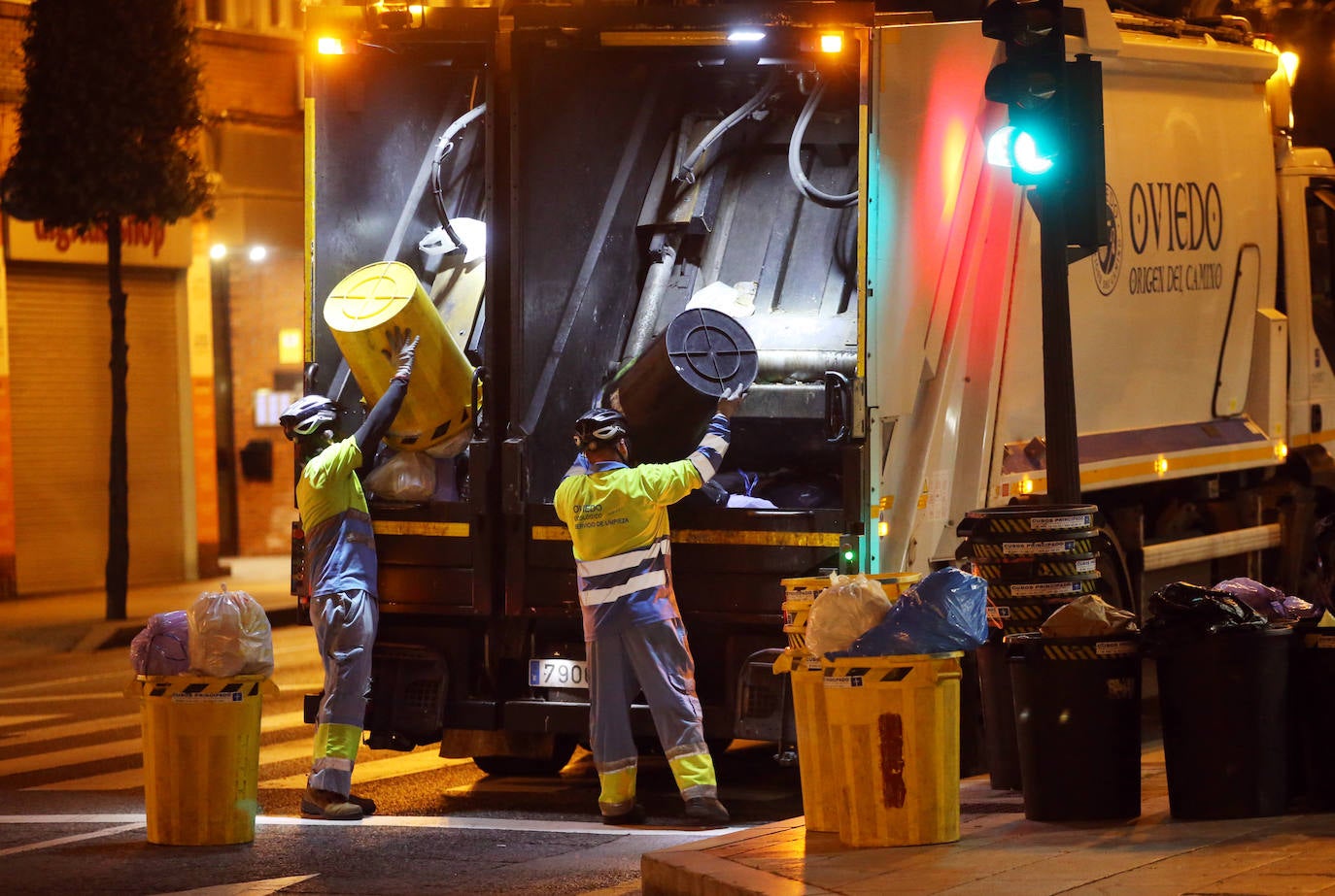Recogida de basura en Oviedo en una imagen de archivo. 