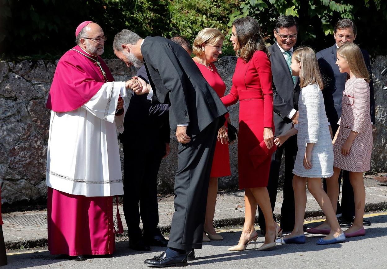 El Rey Felipe saluda al arzobispo de Oviedo, Jesús Sanz Montes, a su llegada a los actos conmemorativos del primer Centenario de la Coronación de la Virgen de Covadonga, en 2018. 