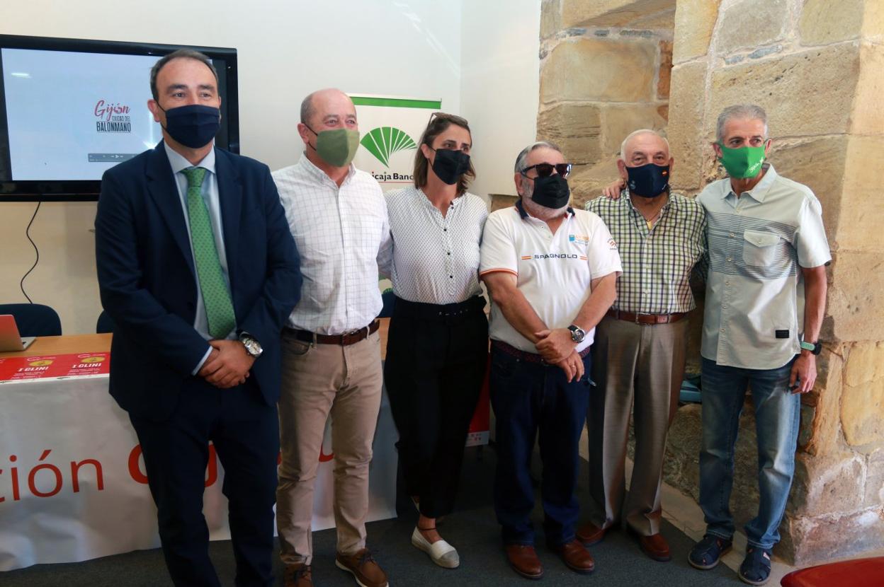 De izquierda a derecha, José Fernández-Madera, Luis Avelino García, Manuela Fernández, Falo Méndez, Manuel de la Cámara y Ramón Gallego, en el Palacio Revillagigedo de Gijón. 