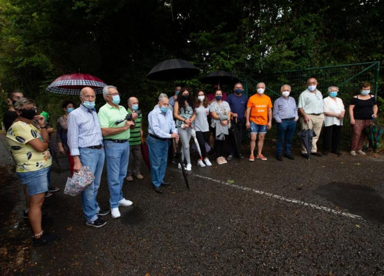 Los vecinos de El Carbayu, en Lugones, se concentraron ayer para protestar por lo botellones que se producen en la zona.