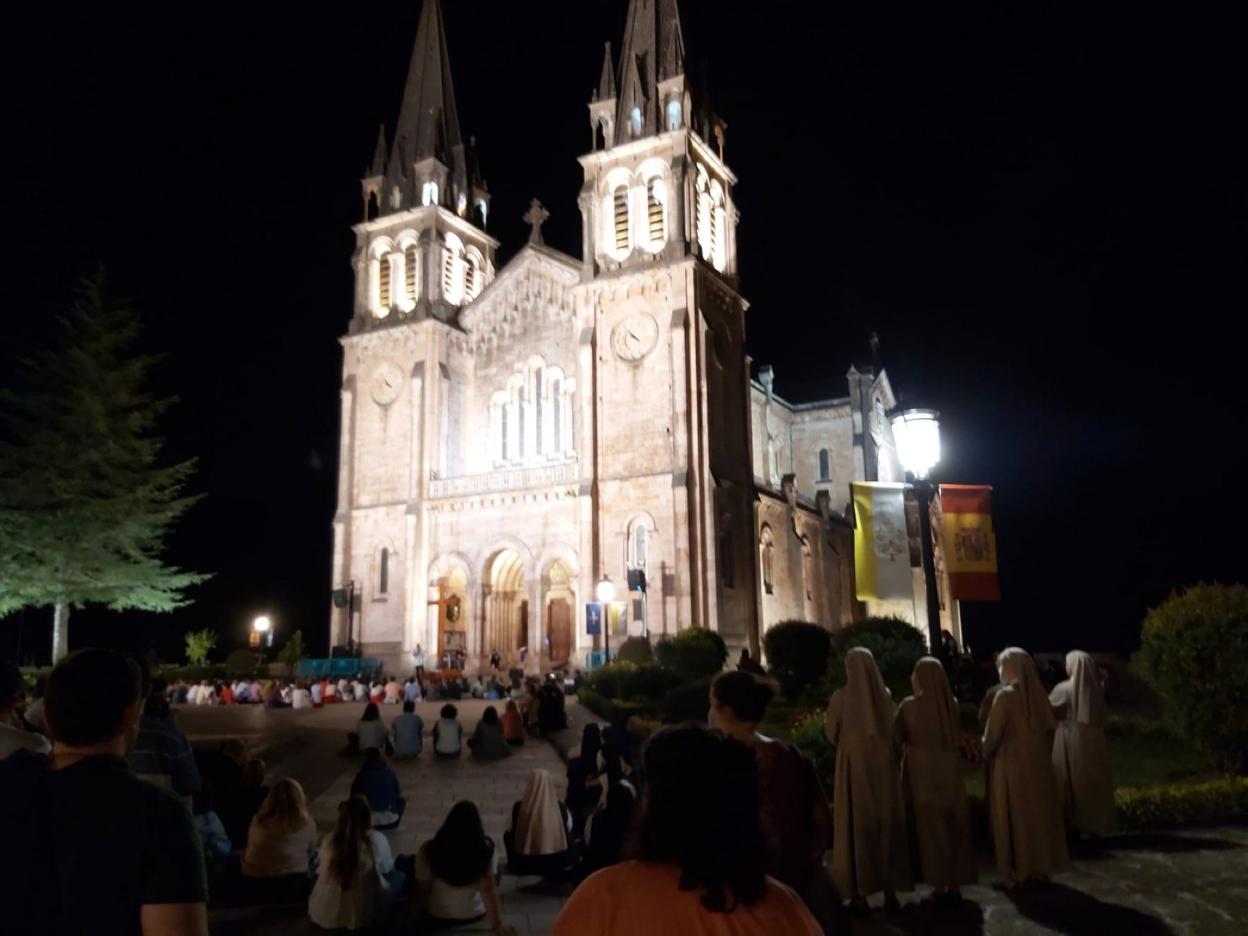 Decenas de jóvenes participaron en la vigilia en Covadonga. 