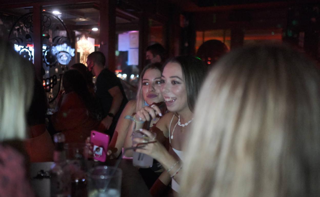 Dos amigas, en el pub Genuine, el pasado martes