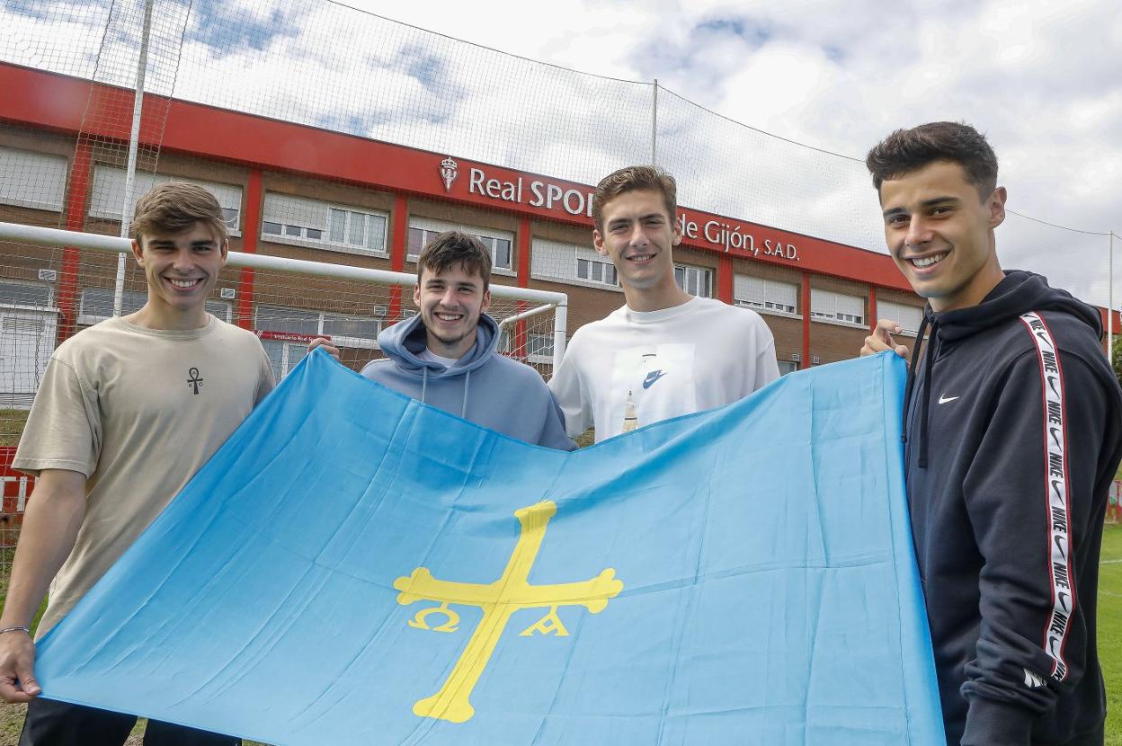 Pablo García, Guille Rosas -recién llegado de su estancia en la Sub 21-, José Gragera y Gaspar, ayer, en Mareo, con la bandera de Asturias en un guiño a la festividad del día.