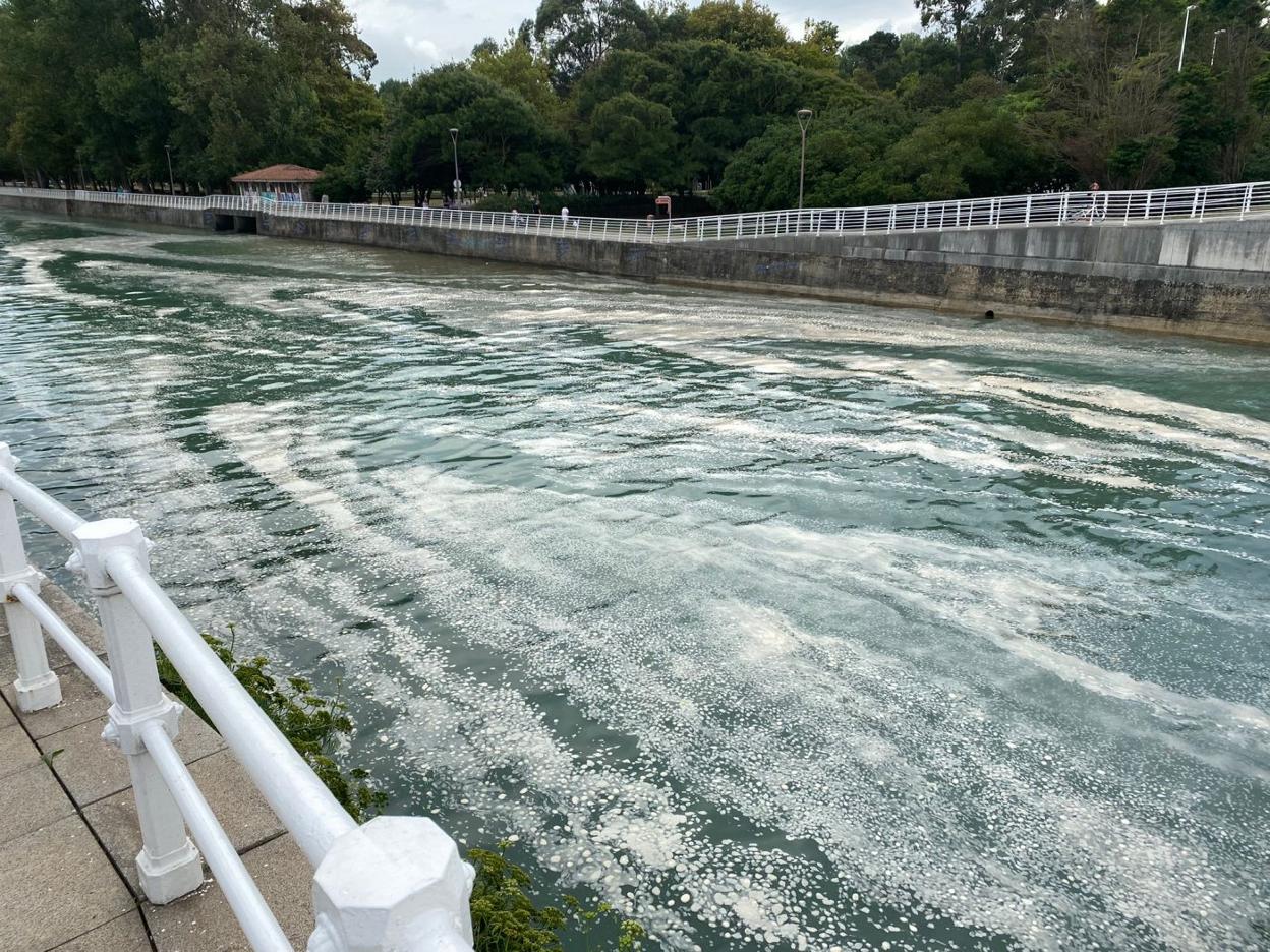 Espumas que aparecieron ayer en el Piles hasta su desembocadura. 