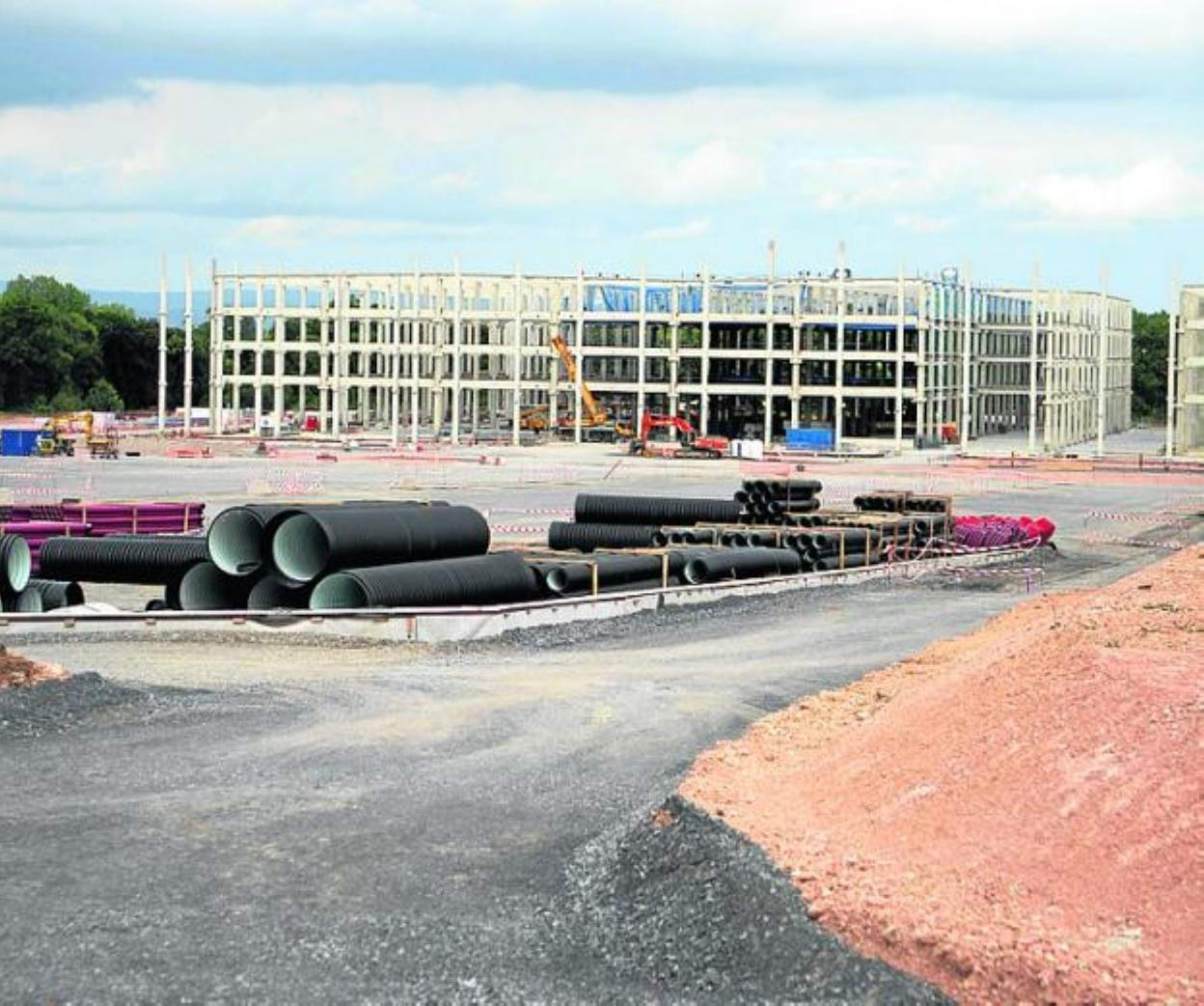 El concejo de Siero reúne más de veintisiete áreas industriales; en la imagen la obra de Amazon. 