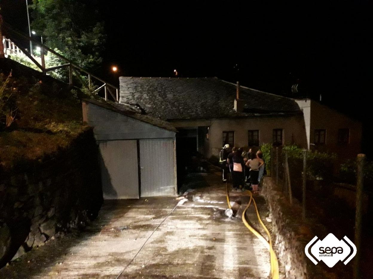 Garaje en el que se declaró el incendio que quemó un vehículo. 