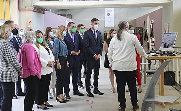 Pedro Sanchéz, las ministras de Educación e Industria, el presidente del Principado, la consejera de Educación, la alcaldesa de Gijón y la delegada del Gobierno, entre otros, reciben las explicaciones de un profesor de la Laboral.