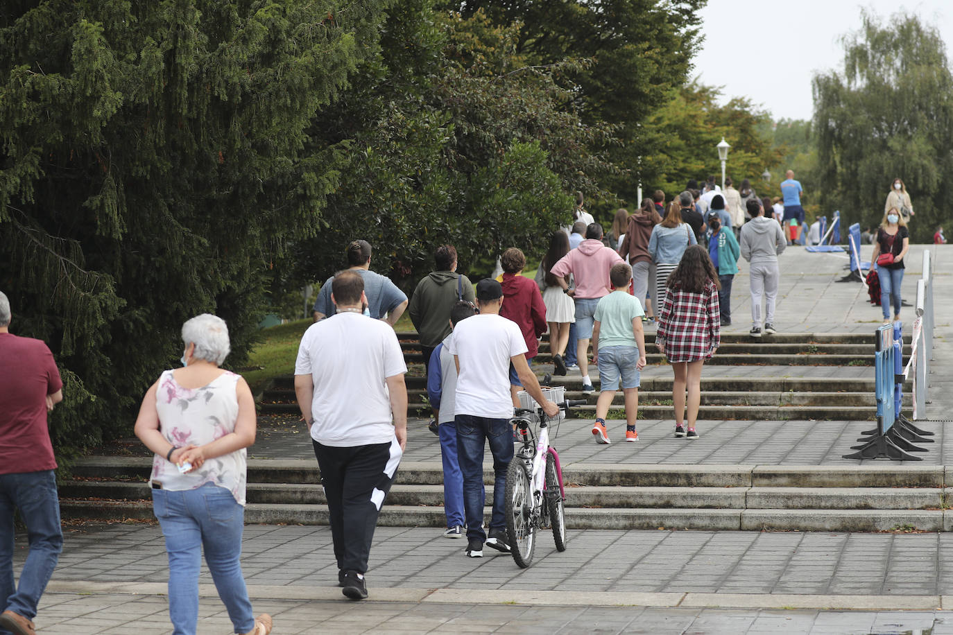 Salud ha convocado dos nuevas jornadas de vacunación sin cita previa, los días 10 y 17, y los asturianos vuelven a responder. Aquellos que por cualquier circunstancia no se hayan podido vacunar, lo tienen fácil. Hay un punto de vacunación en cada Área sanitari. En Gijón, por ejemplo, está en el Palacio de Deportes, donde las colas, largas pero ágiles, están siendo una de las imágenes de la jornada.