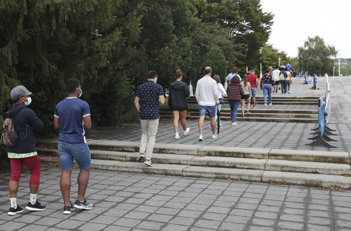 Salud ha convocado dos nuevas jornadas de vacunación sin cita previa, los días 10 y 17, y los asturianos vuelven a responder. Aquellos que por cualquier circunstancia no se hayan podido vacunar, lo tienen fácil. Hay un punto de vacunación en cada Área sanitari. En Gijón, por ejemplo, está en el Palacio de Deportes, donde las colas, largas pero ágiles, están siendo una de las imágenes de la jornada.