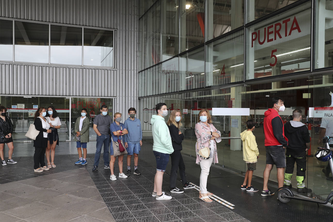 Salud ha convocado dos nuevas jornadas de vacunación sin cita previa, los días 10 y 17, y los asturianos vuelven a responder. Aquellos que por cualquier circunstancia no se hayan podido vacunar, lo tienen fácil. Hay un punto de vacunación en cada Área sanitari. En Gijón, por ejemplo, está en el Palacio de Deportes, donde las colas, largas pero ágiles, están siendo una de las imágenes de la jornada.