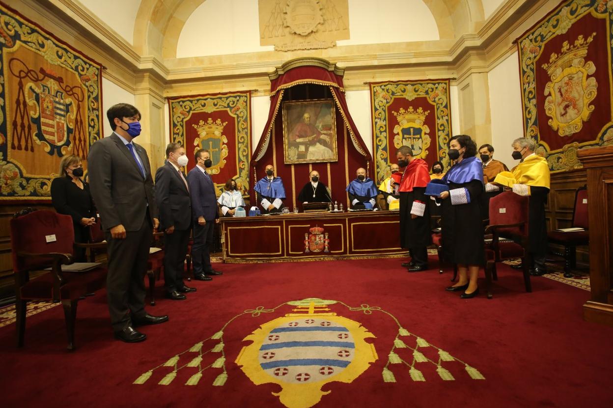 El rector, decanos, consejero de Ciencia, alcalde de Oviedo y presidente de la Junta escuchan el 'Gaudeamus igitur' en el Paraninfo. 