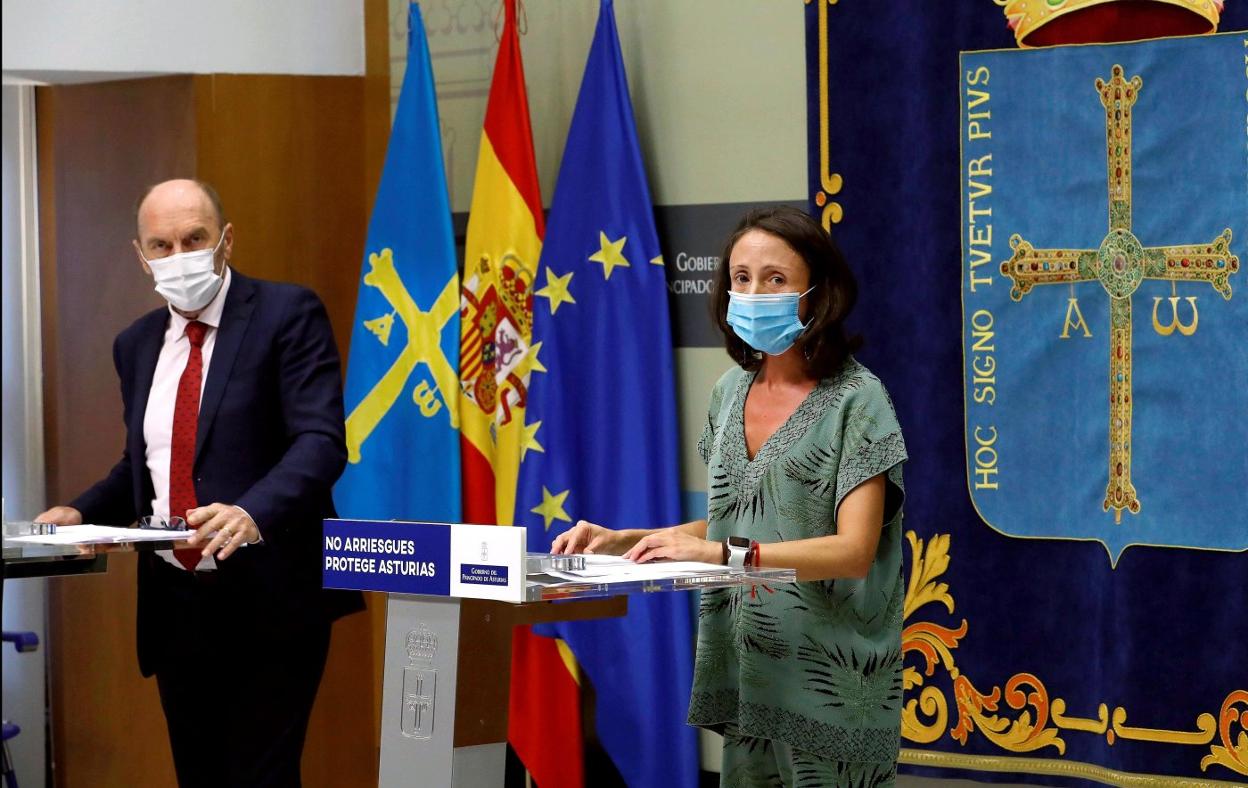 Juan Cofiño y Melania Álvarez, en la rueda de prensa tras una reunión del consejo de gobierno. 