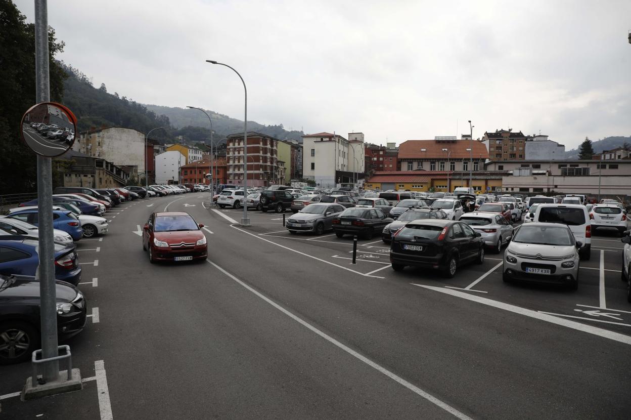 Un turismo busca una plaza de aparcamiento en la explanada de Oñón, en Mieres. 