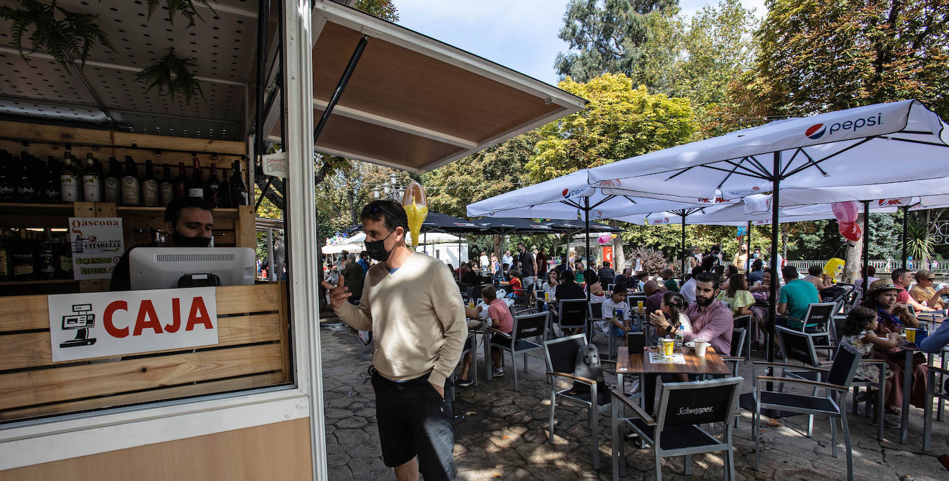 Un gran ambiente en las nuevas casetas se respira en el arranque de las fiestas de Oviedo