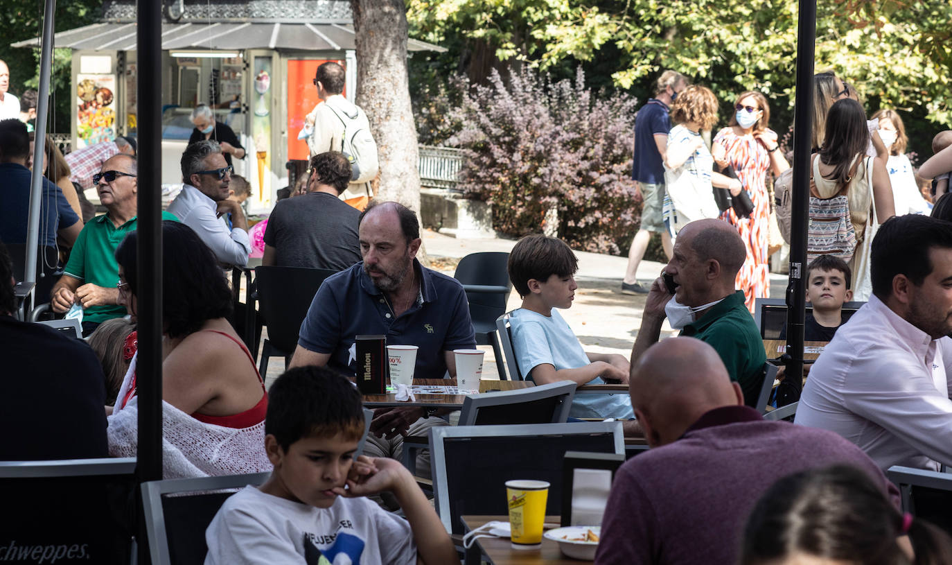 Un gran ambiente en las nuevas casetas se respira en el arranque de las fiestas de Oviedo
