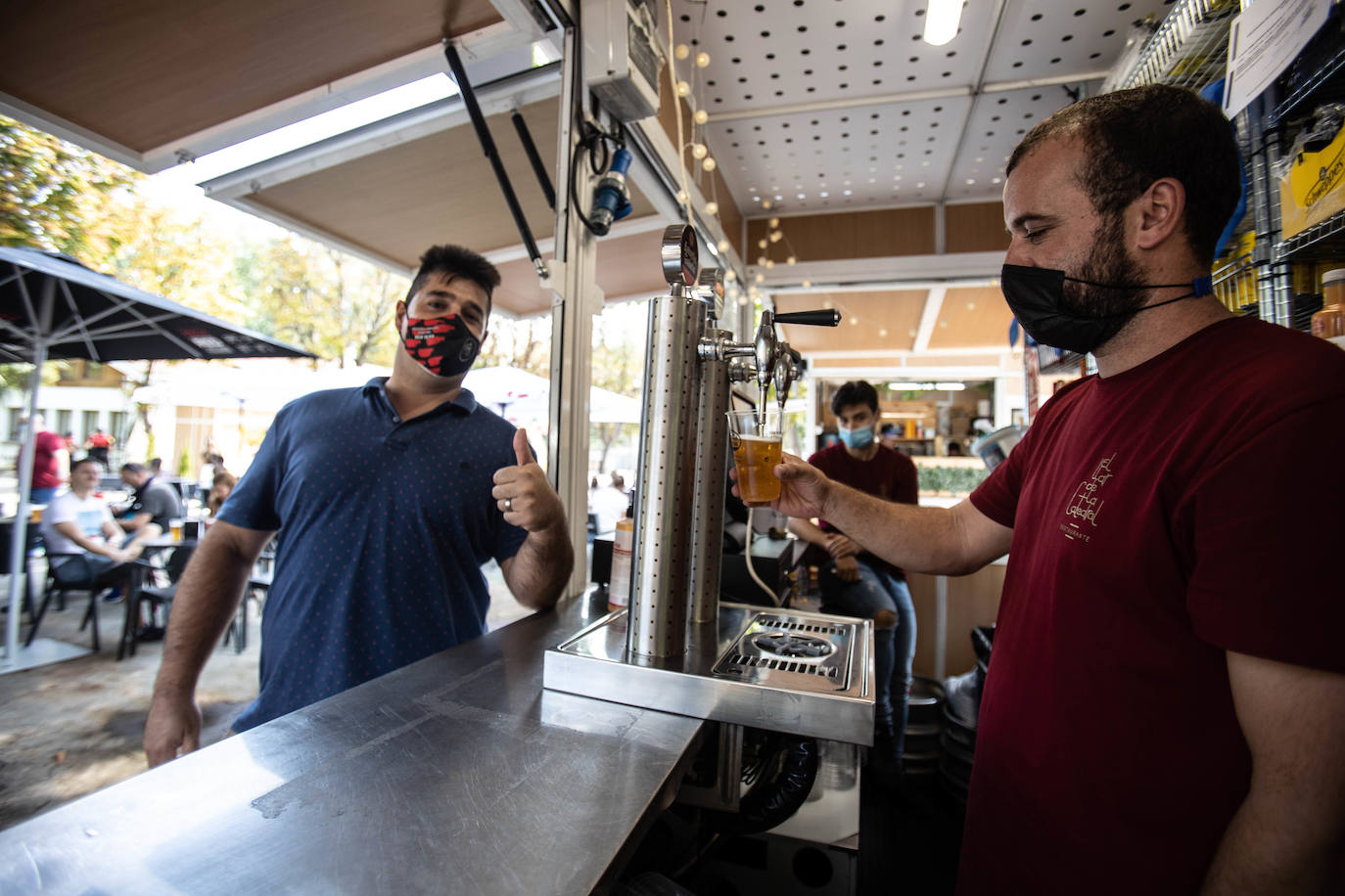 Un gran ambiente en las nuevas casetas se respira en el arranque de las fiestas de Oviedo