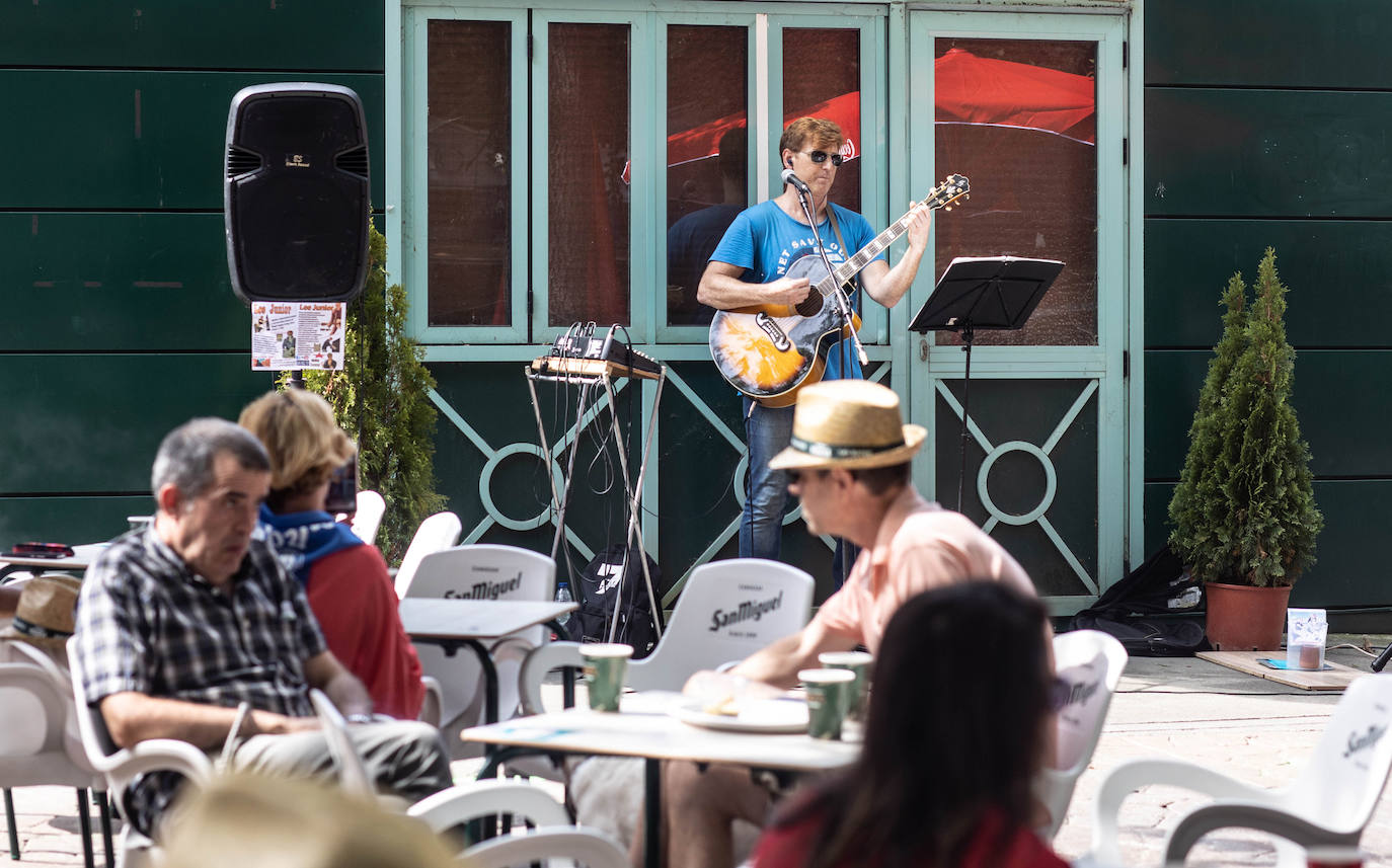 Un gran ambiente en las nuevas casetas se respira en el arranque de las fiestas de Oviedo