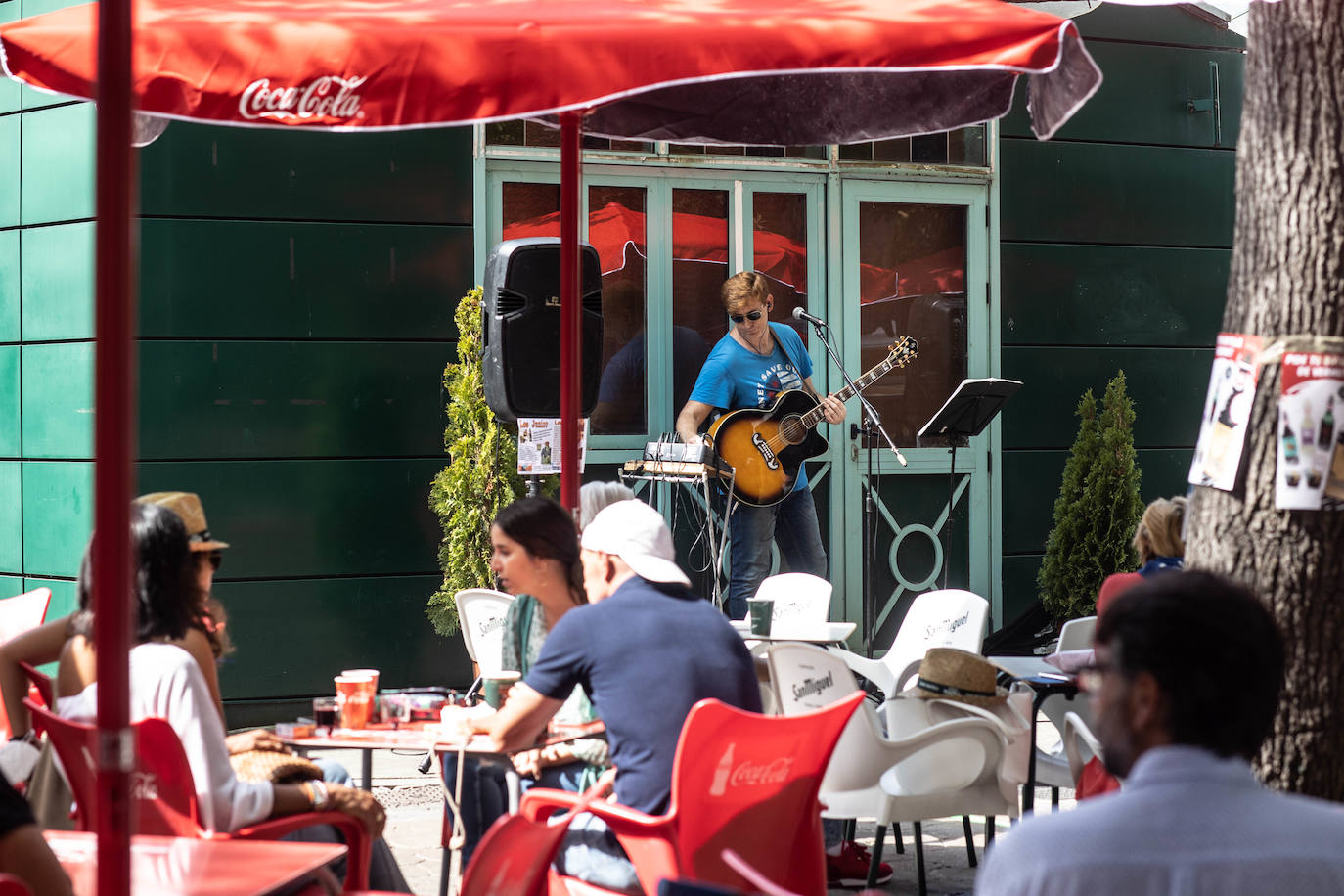 Un gran ambiente en las nuevas casetas se respira en el arranque de las fiestas de Oviedo