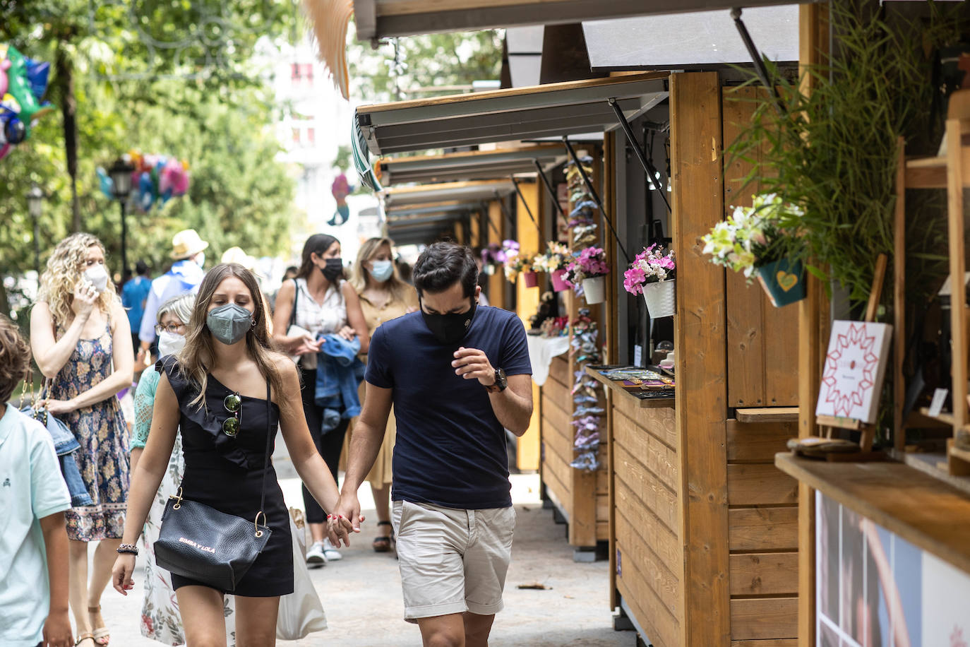 Un gran ambiente en las nuevas casetas se respira en el arranque de las fiestas de Oviedo