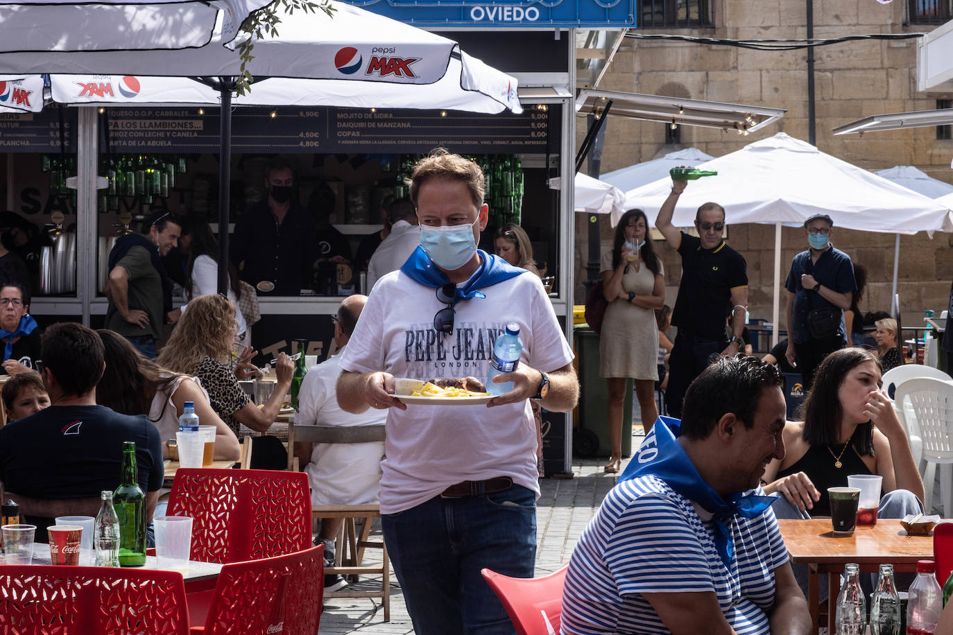 Un gran ambiente en las nuevas casetas se respira en el arranque de las fiestas de Oviedo