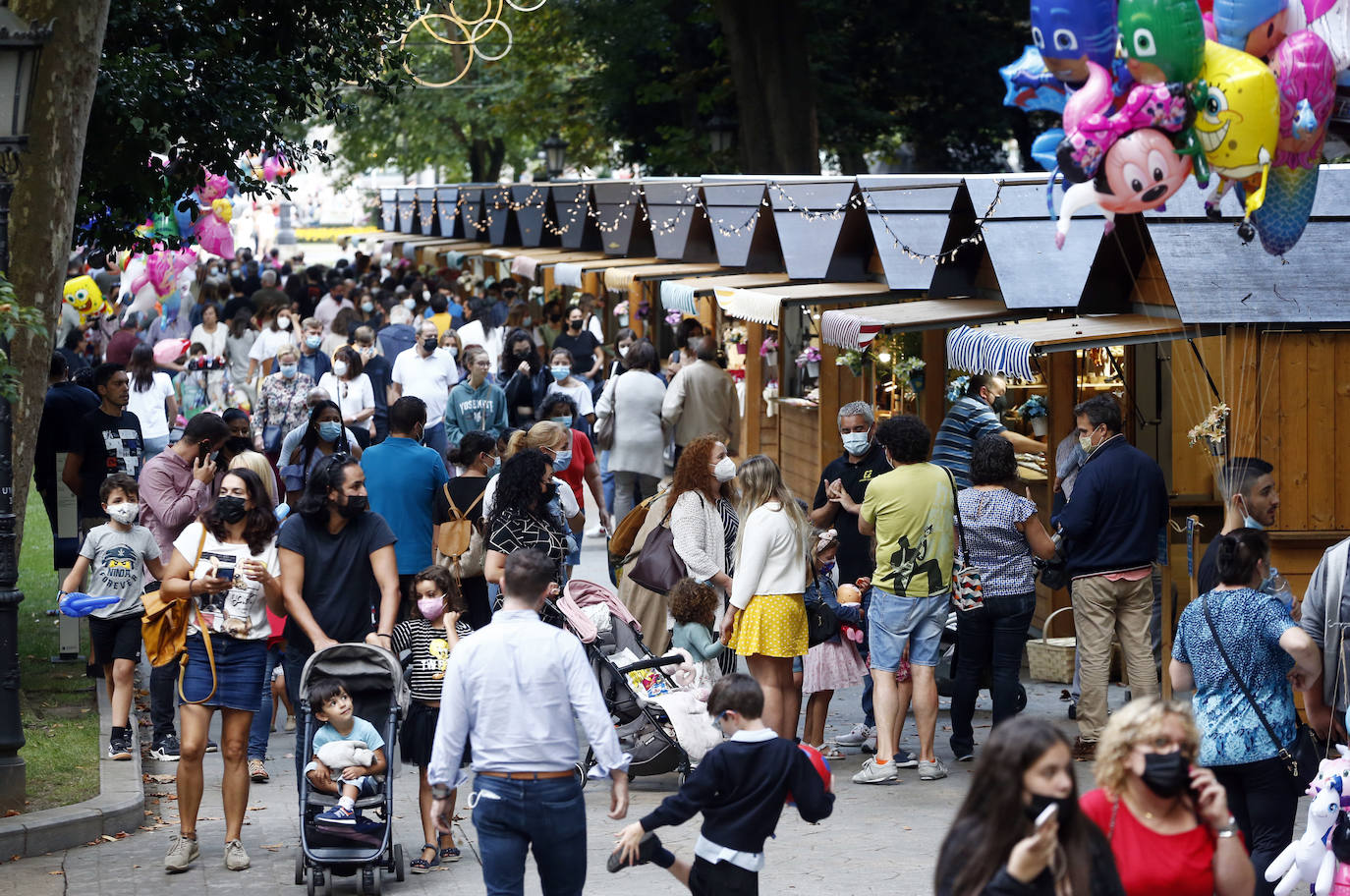Veintidós de las cuarenta instalaciones que sustituyen a los chiringuitos abren sus puertas sin luz al carecer de un certificado 