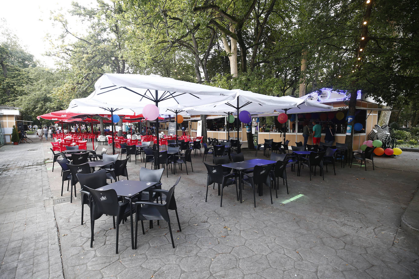 Veintidós de las cuarenta instalaciones que sustituyen a los chiringuitos abren sus puertas sin luz al carecer de un certificado 