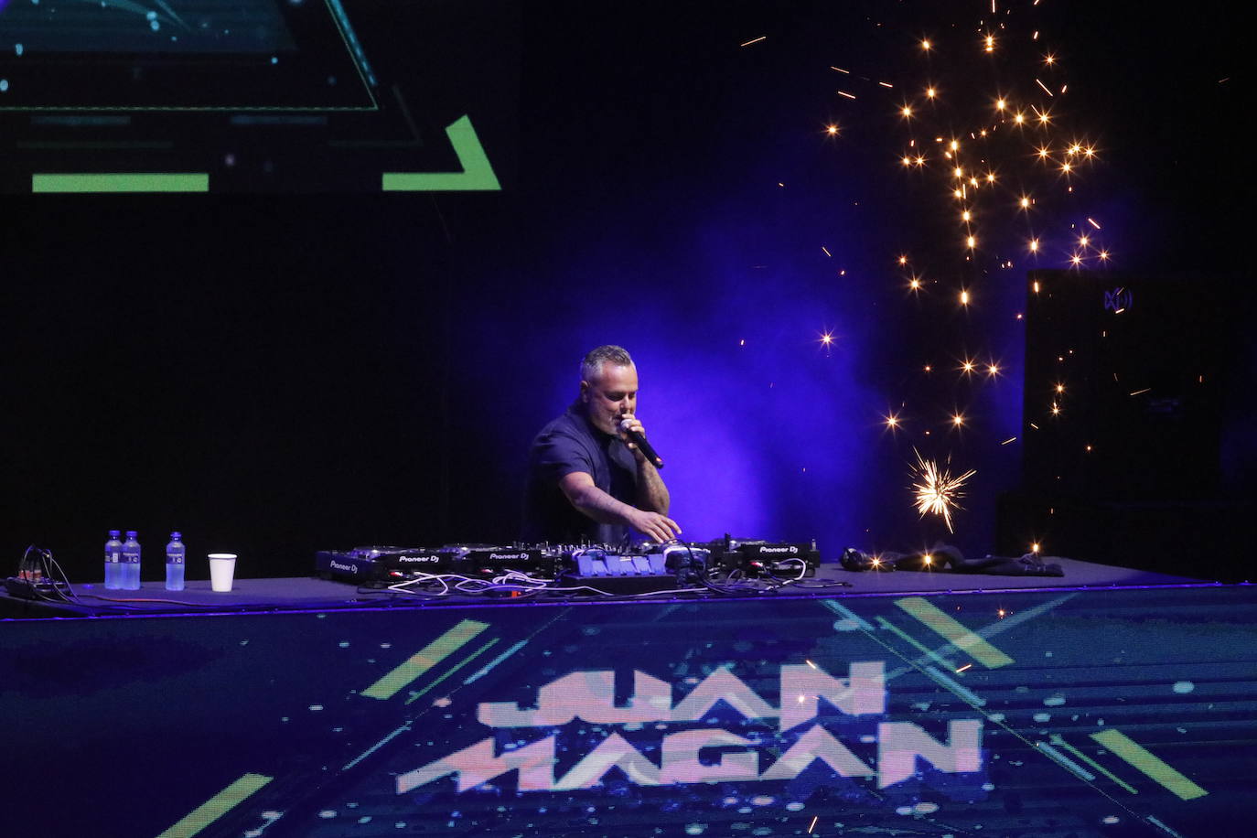 Los ritmos latinos 'levantan' un Auditorio repleto de público con ganas de escuchar las canciones de las tan añoradas discotecas 