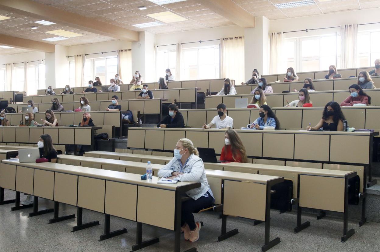 Alumnos con distancia y mascarilla en el primer día de clases en la Facultad de Derecho, en Oviedo. 