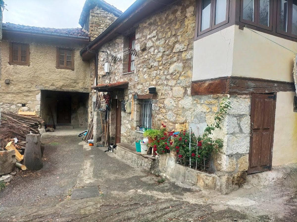 Antigüedad, tradición, tranquilidad, inmejorables vistas... Bermiego es uno de esos pueblos de la montaña asturiana cuyas calles empedradas y estrechas repletas de hórreos y casas de piedra tradicionales, son capaces de hacer retroceder en el tiempo a todo aquel que se acerque a recorrerlas. Una mezcla de tradición y leyenda, que se hace aún más palpable al llegar a su iglesia de Santa María y a su famoso texu milenario, declarado Monumento Natural. Un auténtico paraíso rural y natural al que esta vez te acercamos en 'De Montaña por Asturias'.