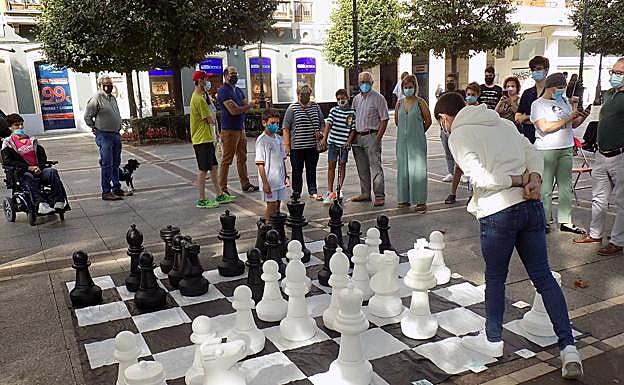 Alfonso del Valle responde a un joven oponente.