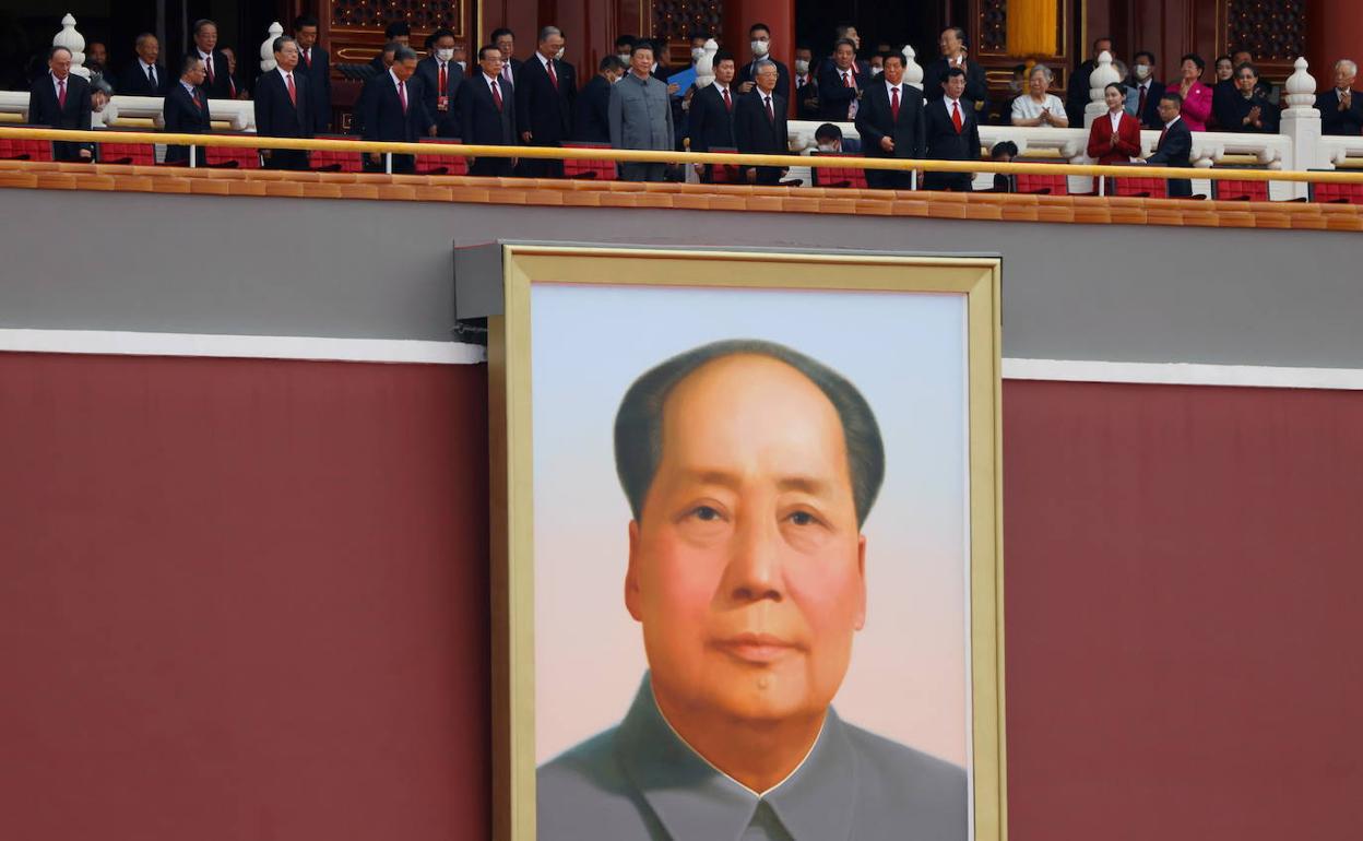 Los dirigentes chinos, junto a un retrato de Mao en la plaza de Tiananmen.