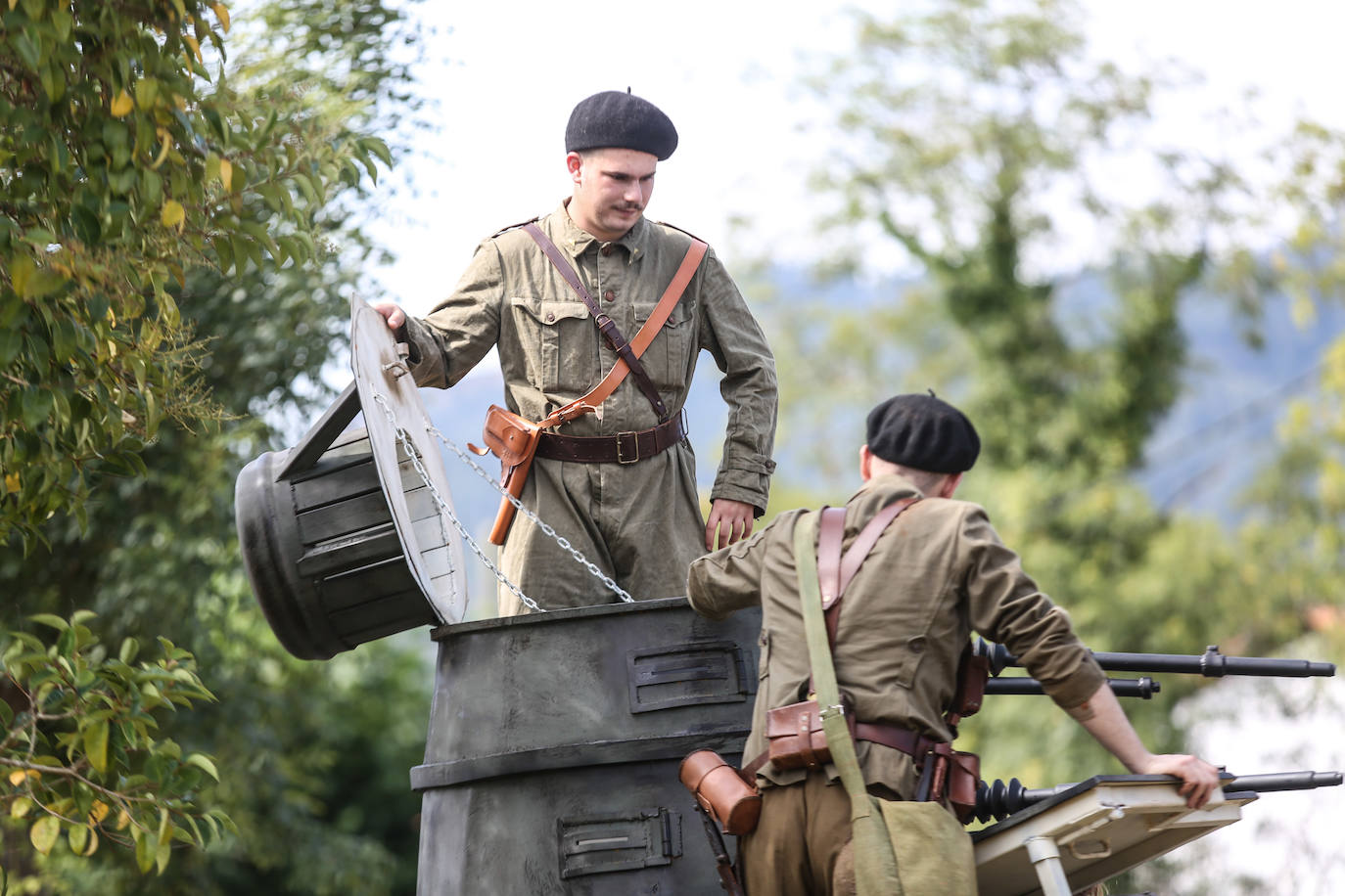 Frente del Nalón. Más de seiscientas personas visitan el museo viviente que la asociación recreó en un circuito cerrado con visitas guiadas. Este año participaron en la recreación más de un centenar de figurantes llegados de toda España y de otros países.