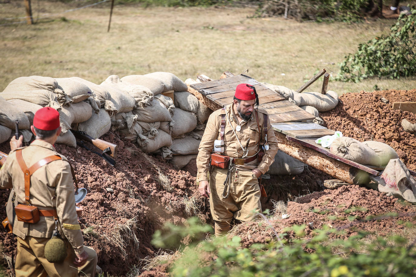 Frente del Nalón. Más de seiscientas personas visitan el museo viviente que la asociación recreó en un circuito cerrado con visitas guiadas. Este año participaron en la recreación más de un centenar de figurantes llegados de toda España y de otros países.