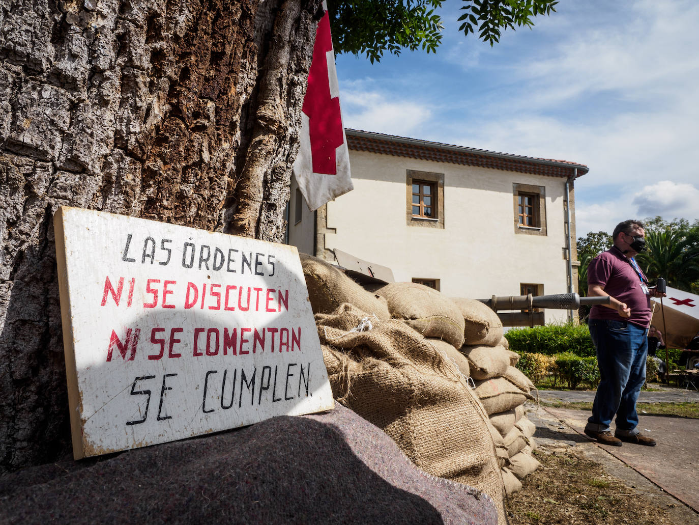 Frente del Nalón. Más de seiscientas personas visitan el museo viviente que la asociación recreó en un circuito cerrado con visitas guiadas. Este año participaron en la recreación más de un centenar de figurantes llegados de toda España y de otros países.