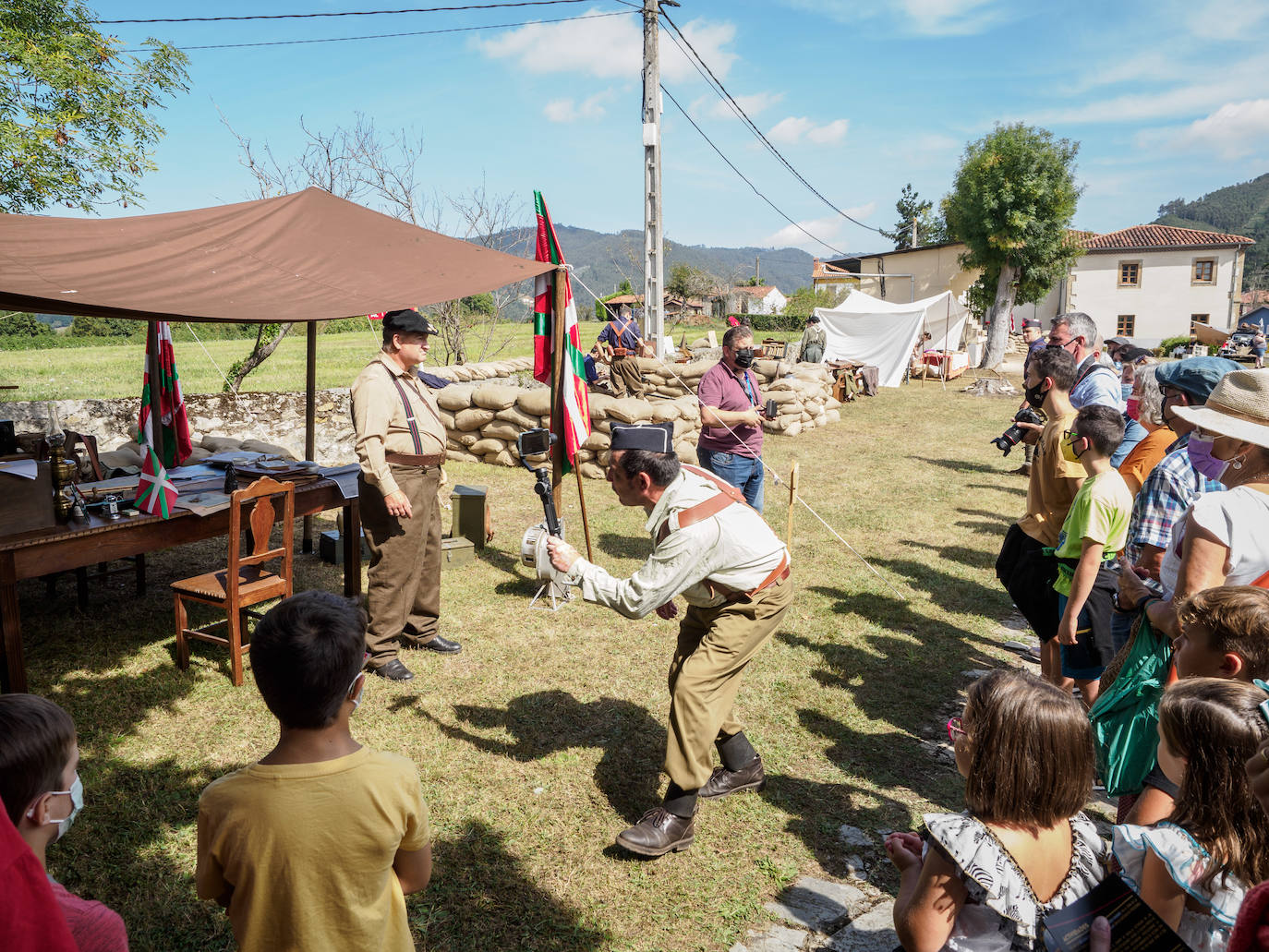 Frente del Nalón. Más de seiscientas personas visitan el museo viviente que la asociación recreó en un circuito cerrado con visitas guiadas. Este año participaron en la recreación más de un centenar de figurantes llegados de toda España y de otros países.