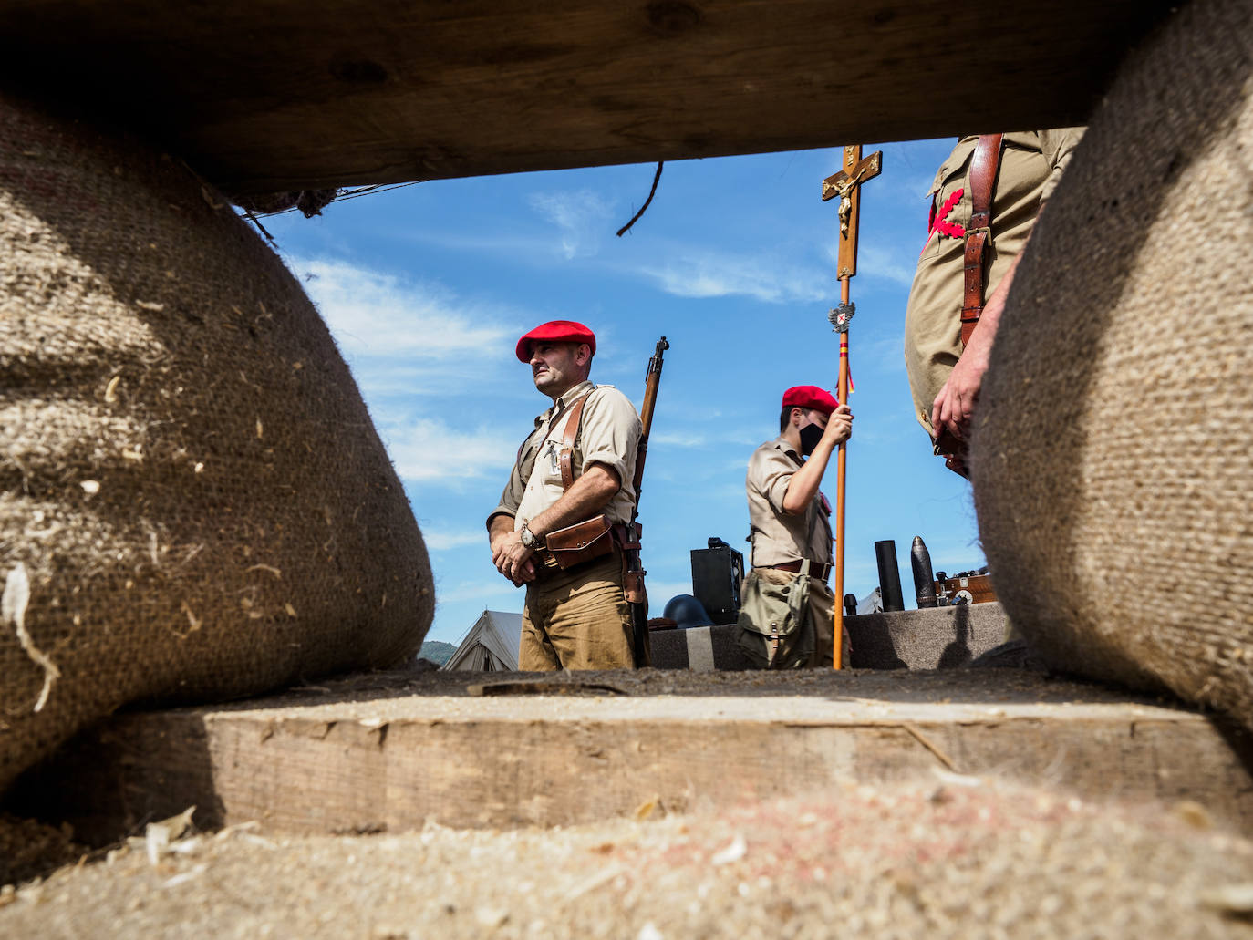 Frente del Nalón. Más de seiscientas personas visitan el museo viviente que la asociación recreó en un circuito cerrado con visitas guiadas. Este año participaron en la recreación más de un centenar de figurantes llegados de toda España y de otros países.