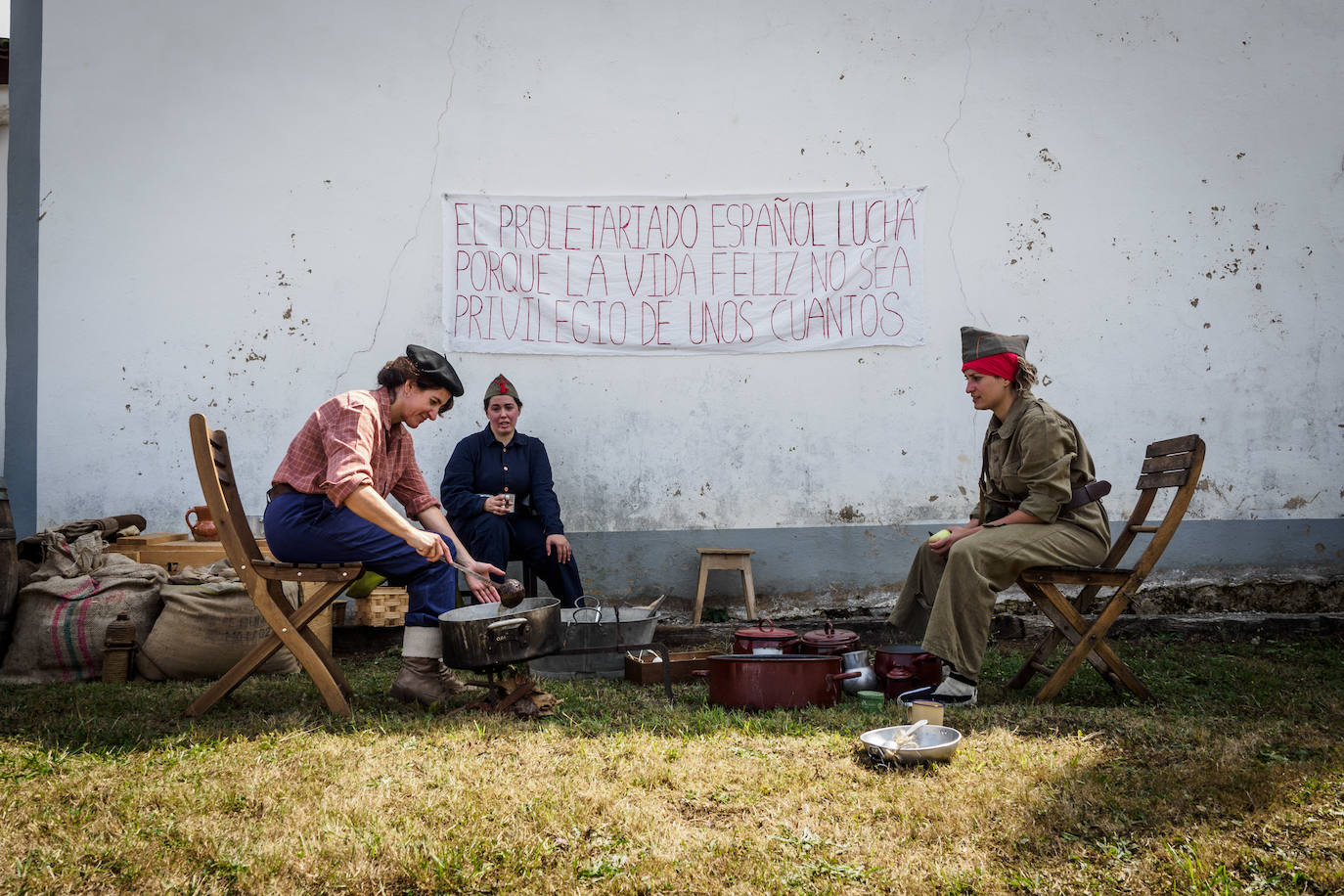 Frente del Nalón. Más de seiscientas personas visitan el museo viviente que la asociación recreó en un circuito cerrado con visitas guiadas. Este año participaron en la recreación más de un centenar de figurantes llegados de toda España y de otros países.