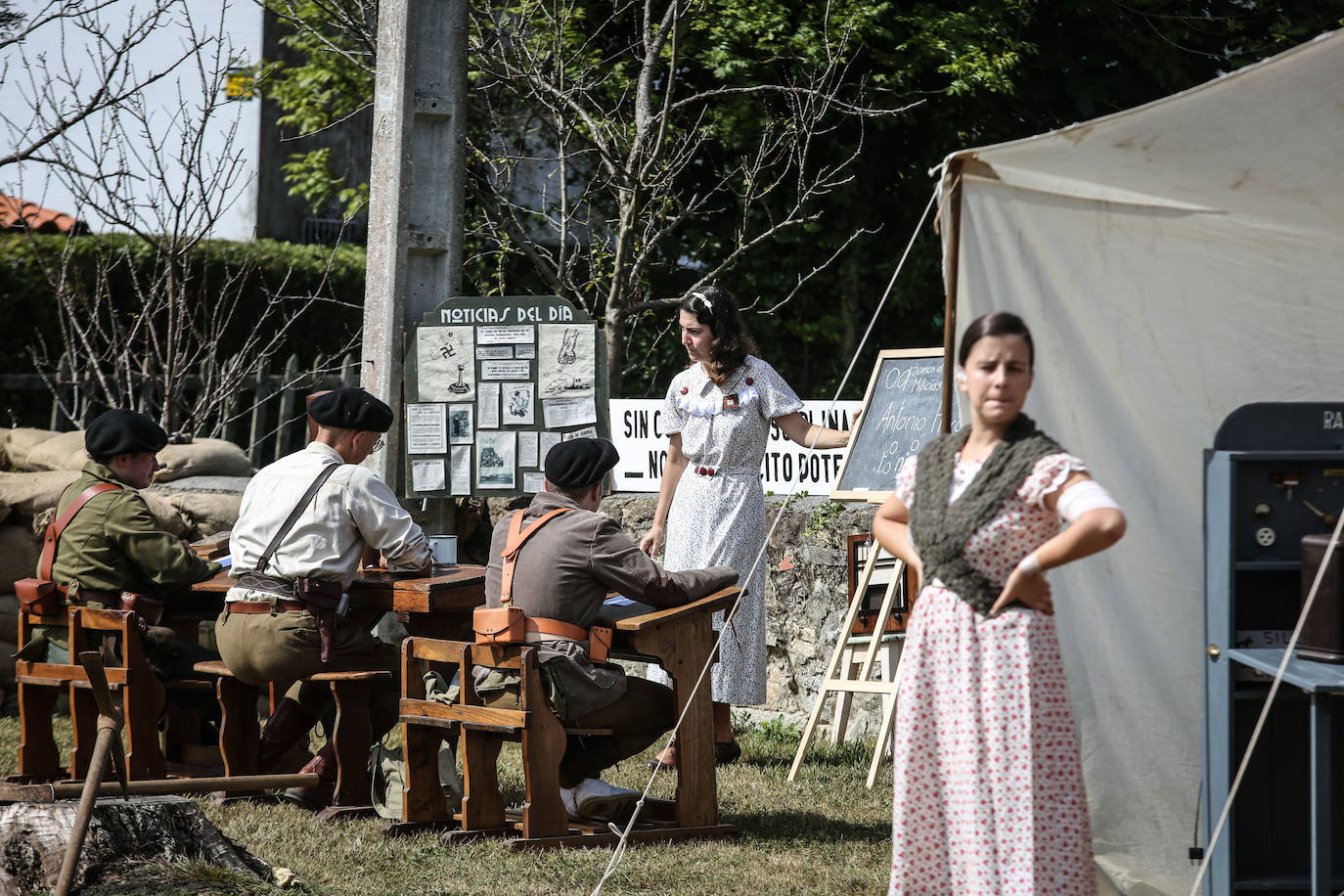 Frente del Nalón. Más de seiscientas personas visitan el museo viviente que la asociación recreó en un circuito cerrado con visitas guiadas. Este año participaron en la recreación más de un centenar de figurantes llegados de toda España y de otros países.