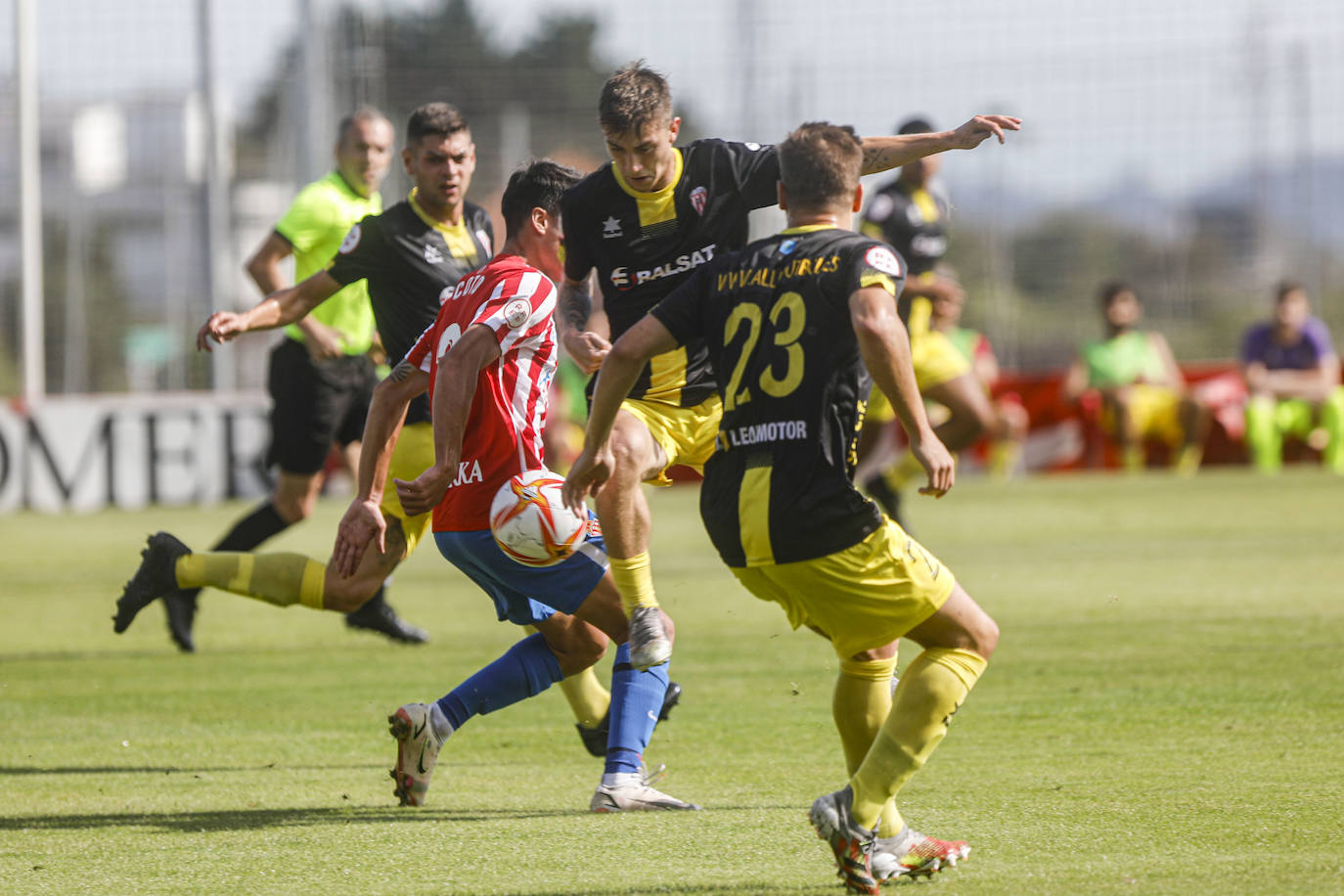 Fotos: El Sporting B se reencuentra con su afición con una frenética remontada