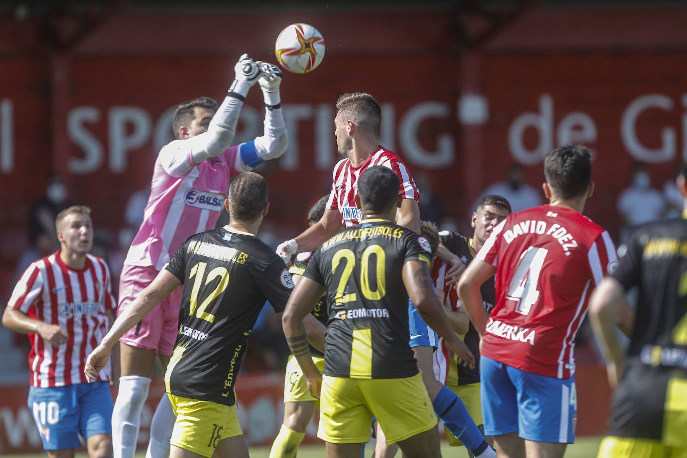 Fotos: El Sporting B se reencuentra con su afición con una frenética remontada