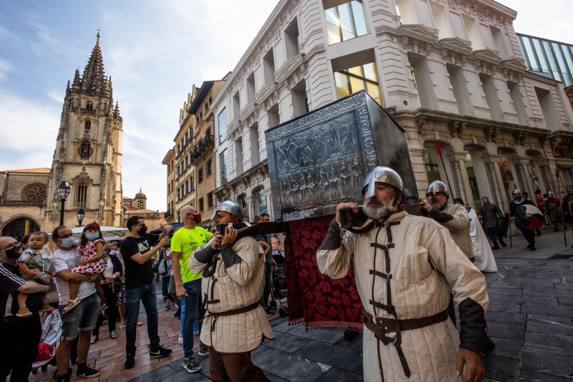 Recreación. Los cuatro costale- ros de Los Estudiantes portan el Arca Santa. 