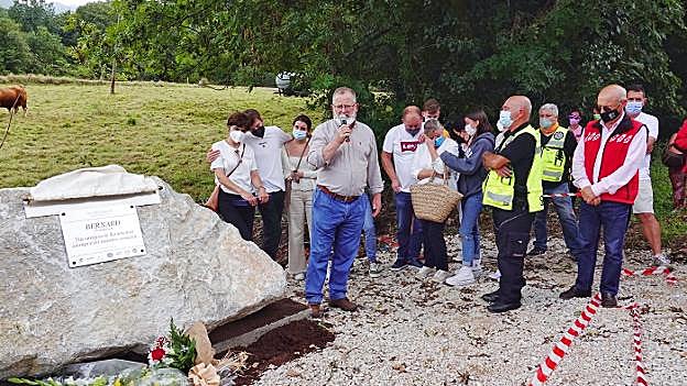 Ramón Marcos, padre del homenajeado, se dirige a los presentes en el acto en nombre de la familia. 