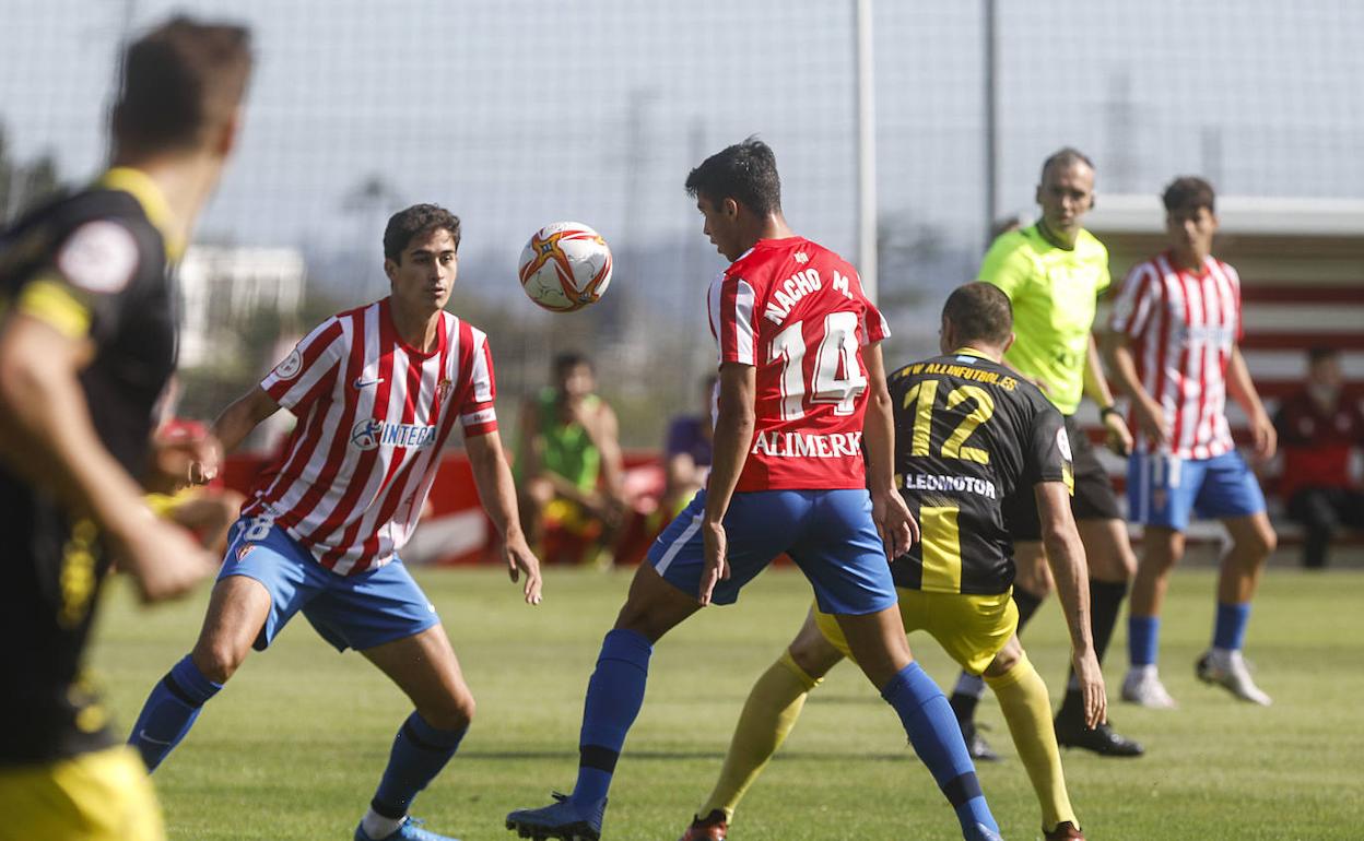 El Sporting B se reencuentra con su afición con una frenética remontada (3-2)