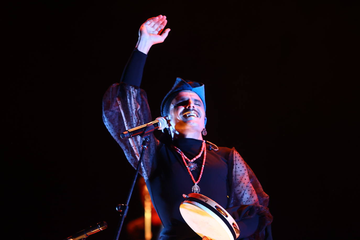 Rodrigo Cuevas reivindica los chiringuitos, sustituidos por las casetas hosteleras en San Mateo, durante el concierto en el Auditorio